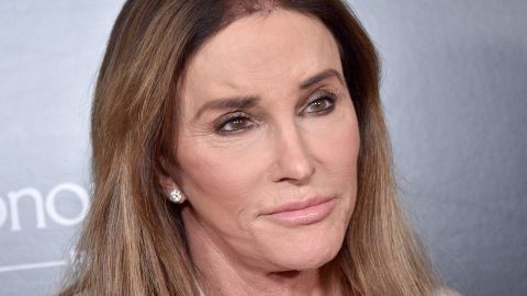 Caitlyn Jenner aparece con una máscara en TV.