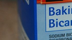El bicarbonato de sodio es una sustancia alcalina que puede calmar un ligero malestar estomacal por acidez o cubrir un mal olor.