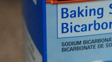 El bicarbonato de sodio es una sustancia alcalina que puede calmar un ligero malestar estomacal por acidez o cubrir un mal olor.