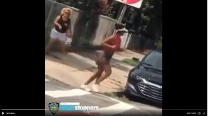 Detienen y acusan de crimen de odio a mujer que lanzó botella e insultos racistas a corredora en Queens