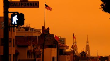 La nube de humo sobre San Francisco ocultó completamente el sol, dándole un aspecto espacial a la ciudad.