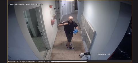 Captura de la cámara de seguridad donde se ve al hombre robando correspondencia.