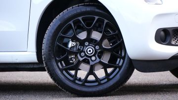 Si necesitas quitar una rueda, asegúrate de aflojar las tuercas antes de levantar el carro; de lo contrario, tendrás problemas para quitarla después.