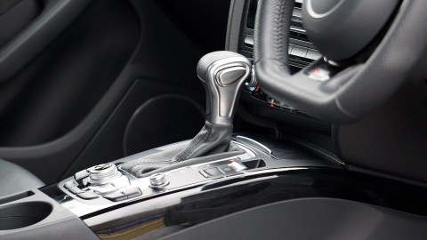 Nunca intentes quitar la posición de "P" en tu auto sin pisar el freno, podrías provocar una seria avería en la caja.