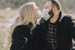 El amor en los tiempos del coronavirus: sexo sin besos y con mascarilla