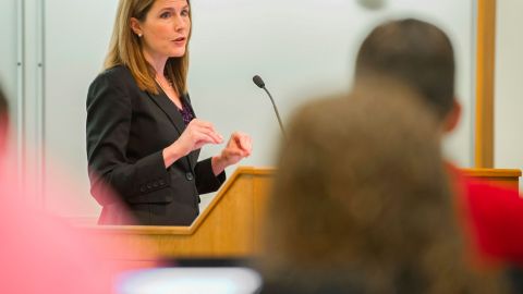 Fotografía de archivo se muestra a la jueza Amy Coney Barrett durante una clase.