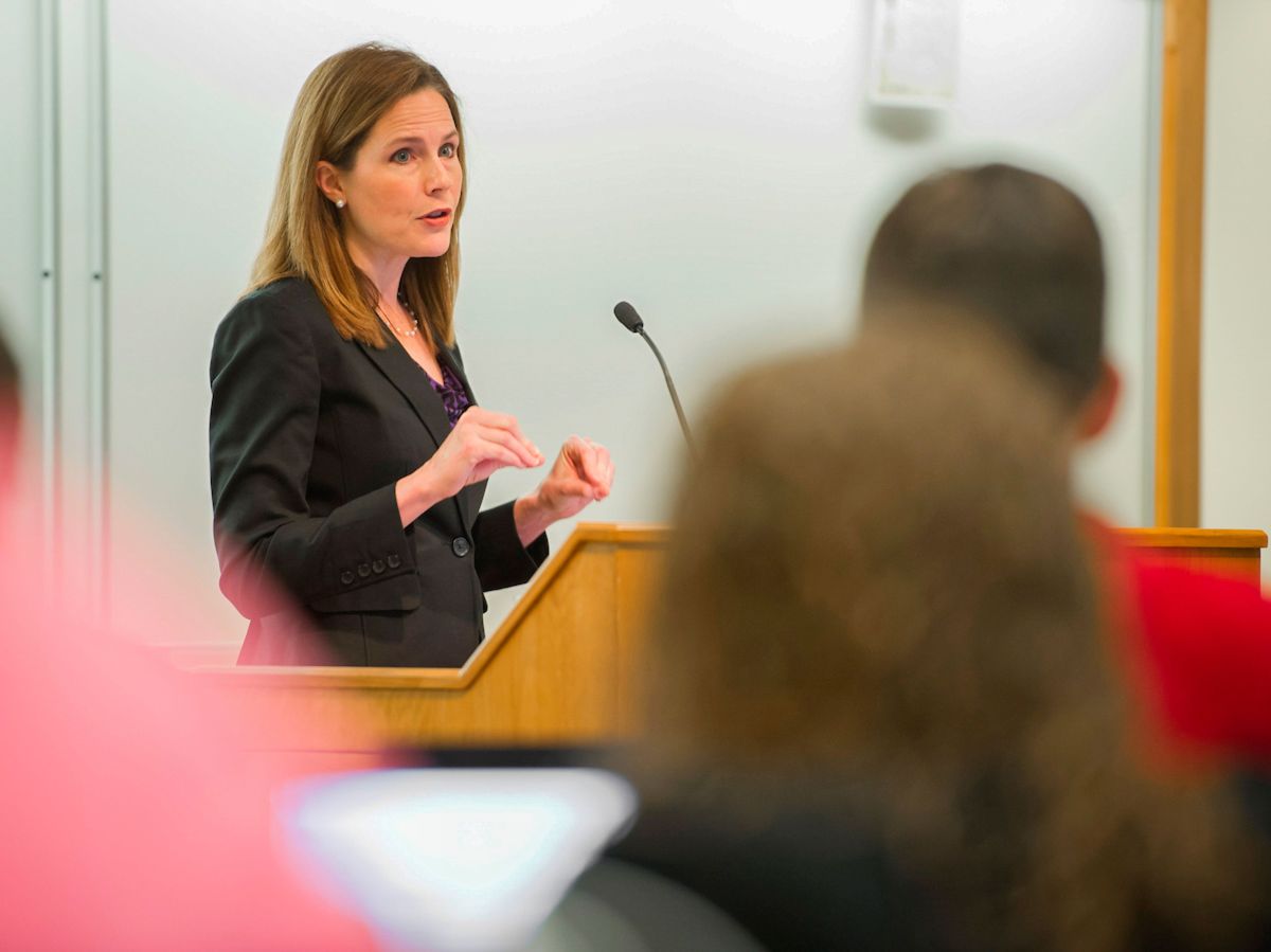 Fotografía de archivo se muestra a la jueza Amy Coney Barrett durante una clase.