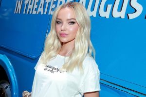 Dove Cameron, la estrella de “Descendants”, se muestra desnuda, cubriéndose sólo con papel