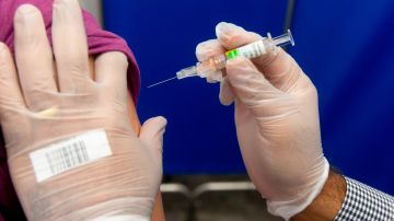 Funcionarios de FDA se han comprometido a no lanzar vacuna que no esté probada.