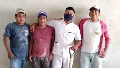 El joven compartió su triunfo con sus excompañeros de obra.