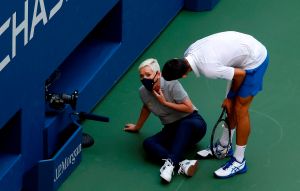 Djokovic descalificado del US Open por dar un pelotazo a una jueza de línea