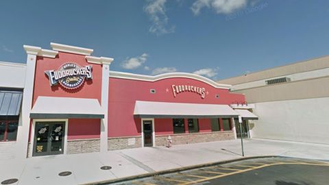 Exterior del restaurante Fuddruckers en el sur de la Florida.