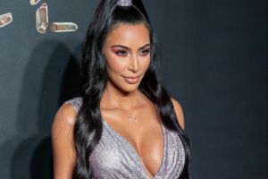 Kim Kardashian desabrocha la parte de arriba de su bikini para anunciar sus nuevas fragancias