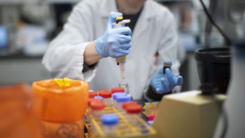 Laboratorios trabajan en desarrollar pruebas y vacunas contra el coronavirus.