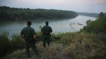 La Patrulla Fronteriza vigila por personas tratando de cruzar el peligroso río.