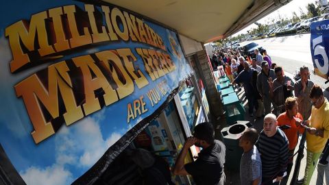 Fila para comprar boletos de la lotería en una tienda en Los Ángeles.