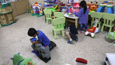 El Departamento de Seguridad Nacional tiene en custodia a niños retenidos en la frontera.