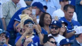 Fanáticos en Dodgers Stadium, en el primer juego de la Serie Mundial.