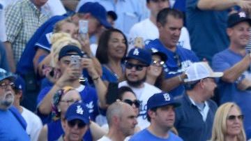 Fanáticos en Dodgers Stadium, en el primer juego de la Serie Mundial.