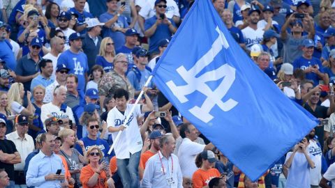 Fanáticos en Dodgers Stadium, en el primer juego de la Serie Mundial.