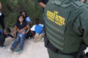 Juez contradice a Trump y quita a agentes de CBP la capacidad para decidir sobre casos de asilo