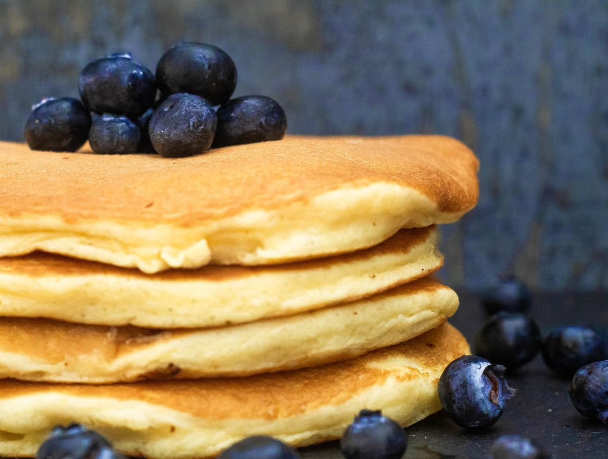 Fácil y sencilla receta de pancakes saludables, bajos en hidratos de carbono y azúcares, y muy ricos en fibra y potasio.