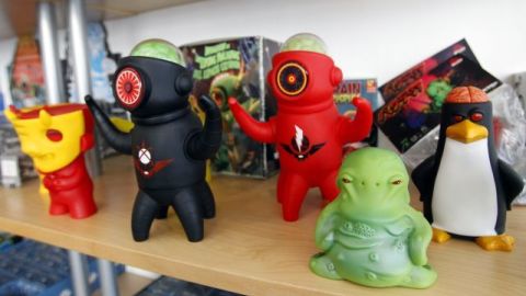 El pingüino zombi Groucho y Spore Trooper son juguetes de vinilo de Alimaña Toys de México.