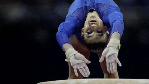 La brasileña Jade Barbosa, de las mejores gimnastas en el mundo, está fuera de la Olimpiada de Londres por asuntos de mercadotecnia.
