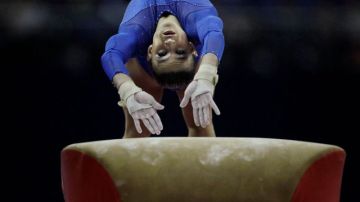 La brasileña Jade Barbosa, de las mejores gimnastas en el mundo, está fuera de la Olimpiada de Londres por asuntos de mercadotecnia.