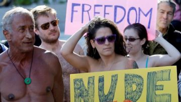 Un grupo de nudistas protesta la semana pasada frente a la Alcaldía de San Francisco, por la propuesta que considera la municipalidad, de prohibir el nudismo en público.