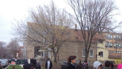 Maestras con estudiantes de la escuela Von Humboldt Elementary, una de las escuelas que cerrarán el próximo año escolar.