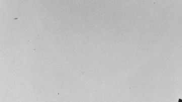 Un avión espía U-2 despega de la 'Area 51' en 1955. Algunas teorías sugerían que a esta base se trasladaron los restos de una supuesta nave extraterrestre que se habría estrellado en Roswell, Nuevo México.