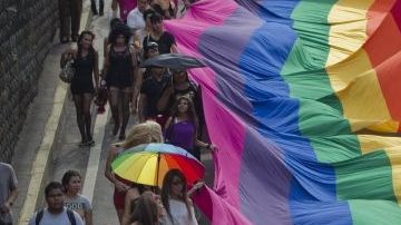 Miembros de la comunidad LGTB (lesbianas, gays, transgénero y bisexuales) participan en la Marcha de la Diversidad Sexual El Salvador, en San Salvador.