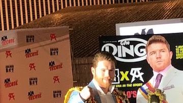 Canelo Álvarez con Óscar de la Hoya en 2018 en un evento de la revista The Ring.