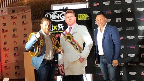 Canelo Álvarez con Óscar de la Hoya en 2018 en un evento de la revista The Ring.