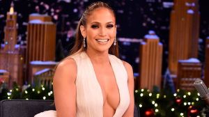 Sofisticada y sensual, Jennifer Lopez paraliza corazones con atrevido escote