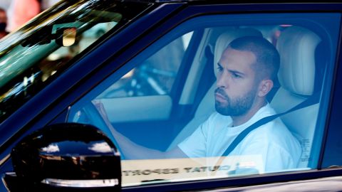 Jordi Alba llegando a los primeros entrenamientos del Barcelona.