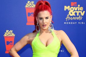 Justina Valentine cumple la fantasía de sus fans al mostrarse como una sensual enfermera