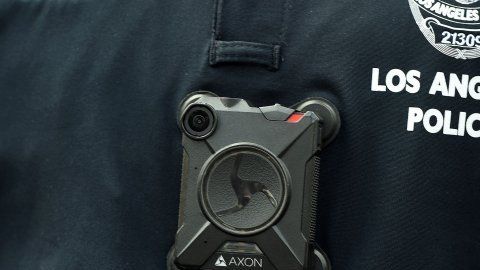 La falsificación de los datos registrados en CalGang se verifica con las evidencias grabadas por la cámara corporal de los policías.