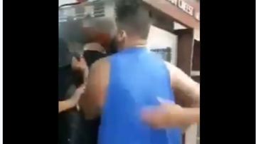 El sujeto regresó a la pizzería a agredir el personal.