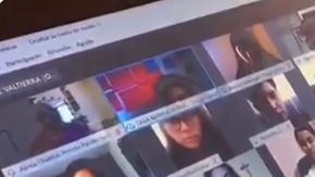 La profesora da clases de psicología.