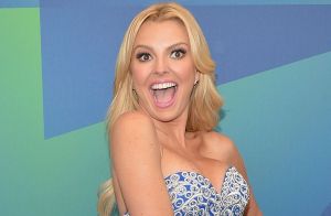 Marjorie de Sousa caldea Instagram dejando ver el perfil de su retaguardia