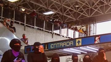 Feministas protestaron en la estación del Metro Chabacano.
