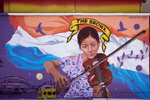 Ecuatoriano Layqa Nuna Yawar reúne a los "héroes" del Sur de El Bronx en nuevo mural de Casita María