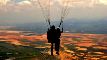 Un paracaidista principiante se aterrorizó cuando estaba en el aire.