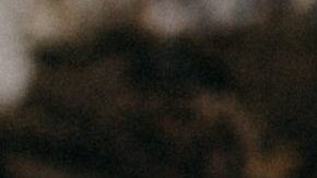 Mientras tanto, la hija no quiere saber nada de su ex y de su mamá.