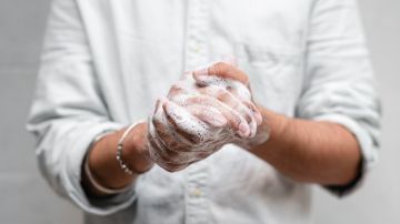 El correcto lavado de manos con jabón previene enfermedades intestinales como respiratorias.