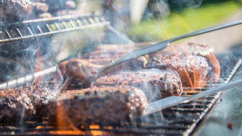 La carne a la parrilla es deliciosa pero no es muy recomendable consumirla así.