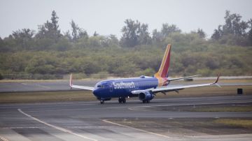 El primer vuelo comercial desde Oakland con dirección Honolulu, despegó este domingo.