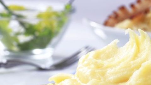 Puré cremoso solo con leche y mantequilla o puedes agregar yogur.